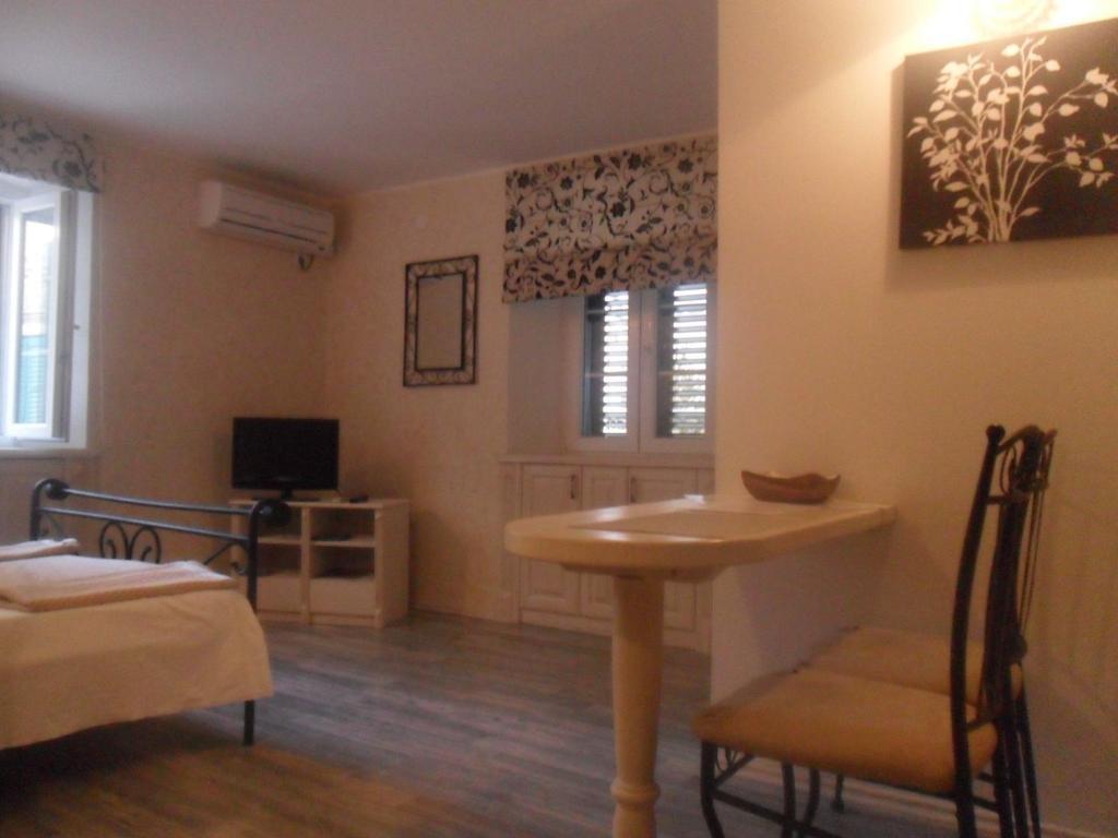 Old Town Apartment Σίμπενικ Δωμάτιο φωτογραφία